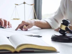 Read more about the article Get comprehensive legal support for your business after hiring commercial lawyers