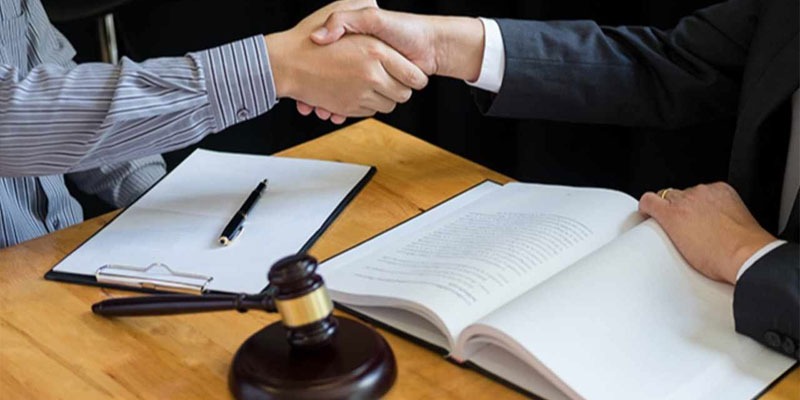 You are currently viewing Insurance lawyers: Protecting the interest of clients and providing necessary legal assistance