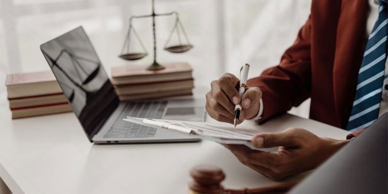 You are currently viewing Navigating Legal Waters with the Right Maritime Law Firm in Dubai